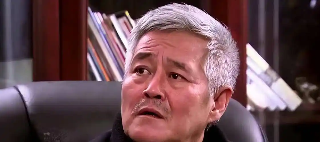 赵本山看到对方的表情后,脸上也露出来不好意思的表情.