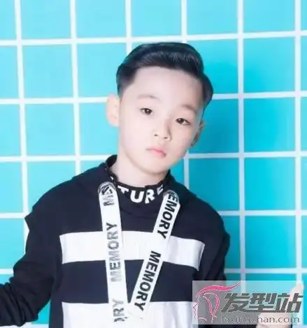 小男孩背头帅气发型酷炫清爽从小就很潮