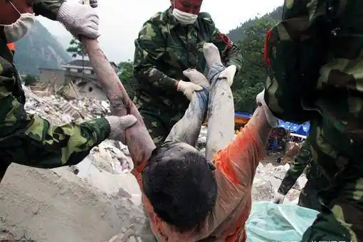 珍惜! 11年前汶川地震的感动瞬间回顾.