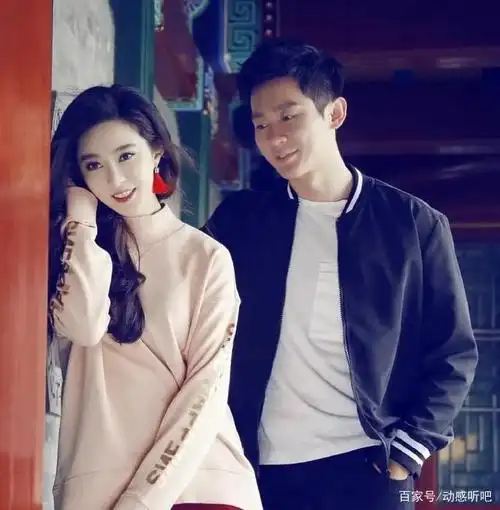 冯绍峰赵丽颖首次合体拍时尚大片,穿情侣装玩烟花,甜到齁!