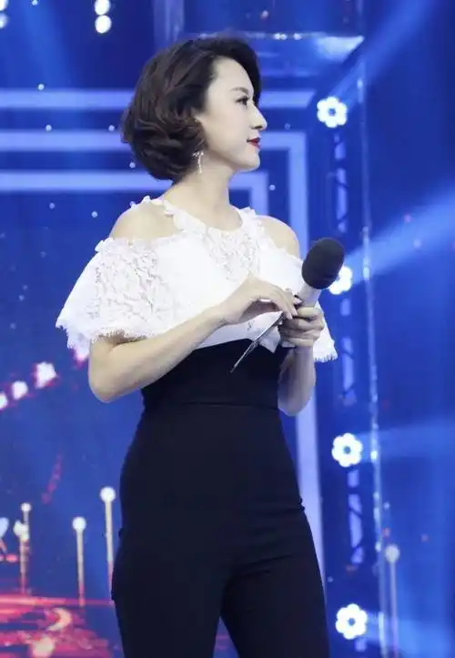 张蕾爱上了穿连体裤上半身露肩太美下半身喇叭裤开叉气质惊艳