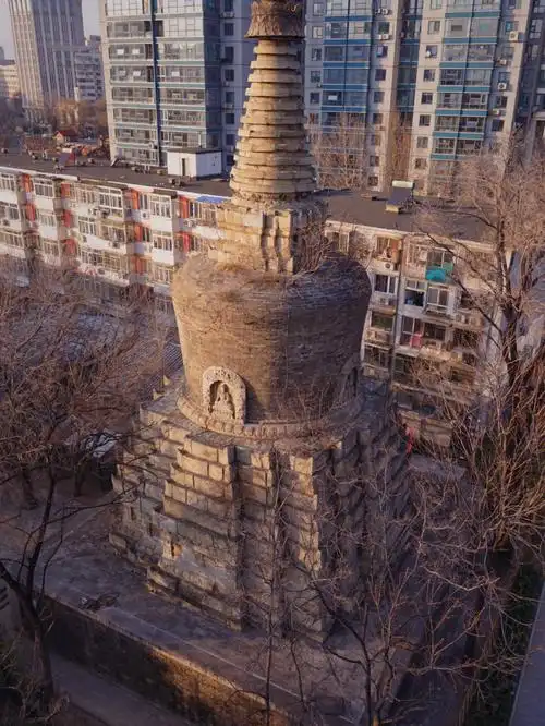 北京闹市区 被高楼包围的古代白塔.