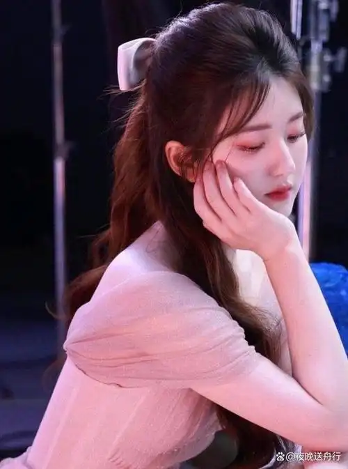 原来真实的赵露思是这样的,前两天她直播带货……