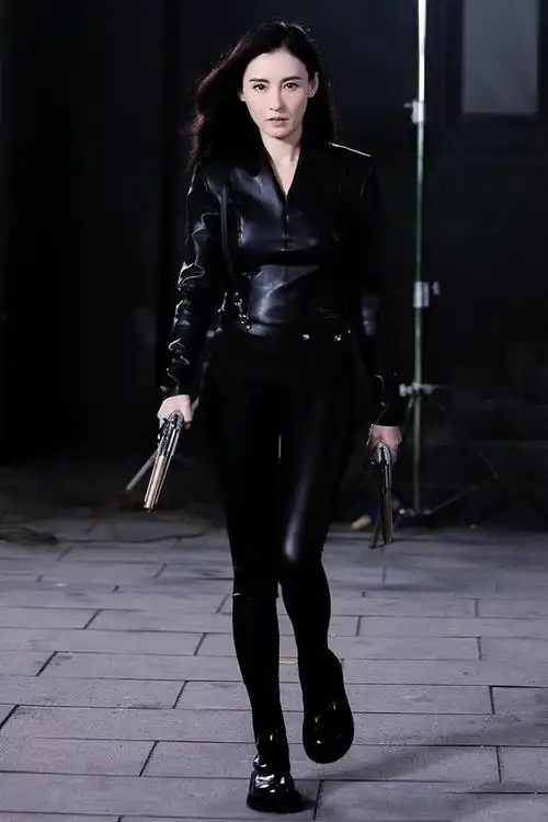 40岁张柏芝真是时光尤物一身皮衣皮裤帅气时髦不见一丝赘肉