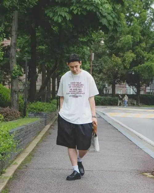 今夏,短裤如何穿才够潮?一双长袜子不能少,这样搭成街头亮点