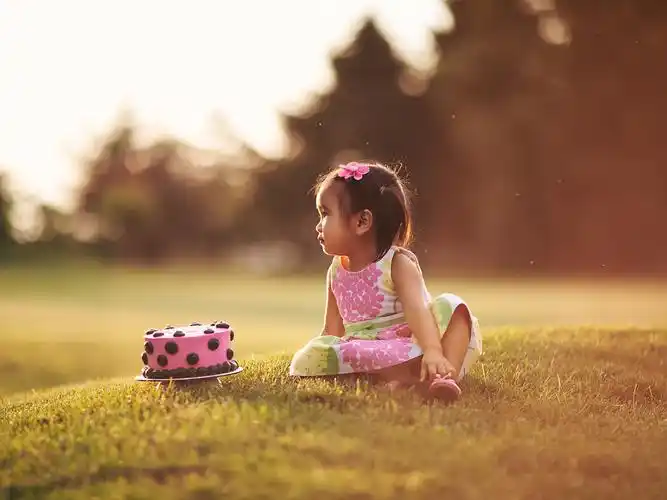 草地,玩具,阳光,明媚,美好,午后,心情,可爱宝贝,岁月暖心小女孩壁纸