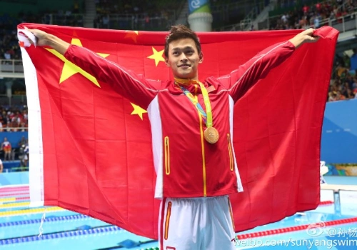 孙杨身披国旗