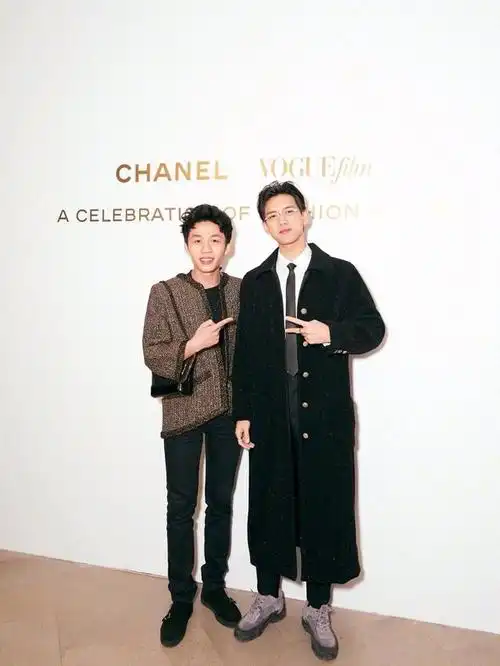 李现陈伟霆再度同框一个背头加眼镜超a一个寸头酷帅十足