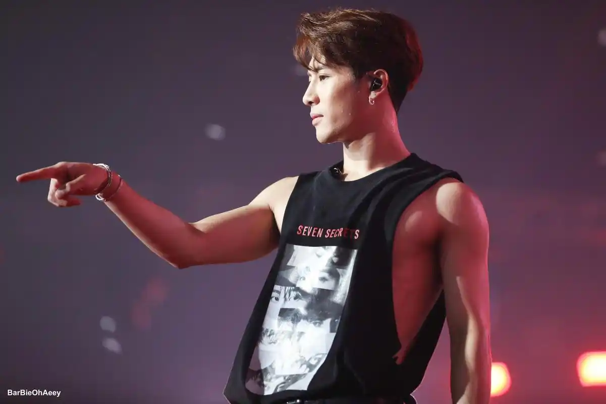 曼谷fan fest王嘉尔:   王哥身材真的太好 这鲨鱼肌!让人疯狂