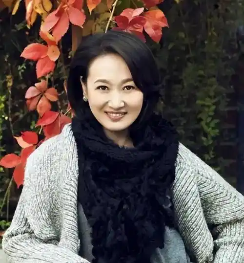 腾格尔:嗜酒如命逼走原配,44岁娶小18岁的女孩,50岁痛