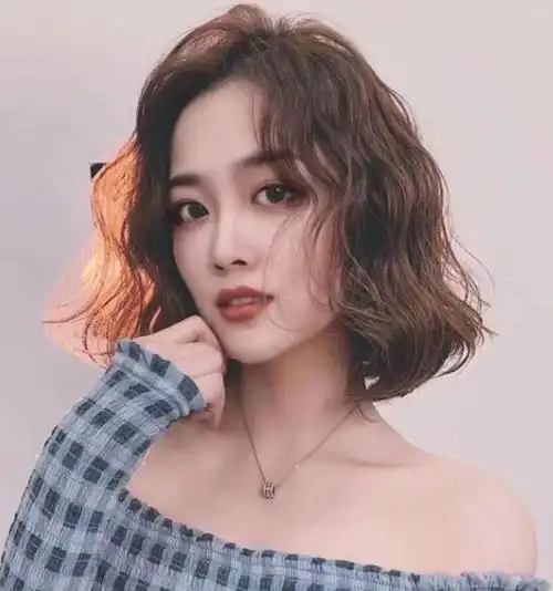 中短发烫了这种水波纹卷发,日常也很好打理,不用梳子随意抓一抓就能