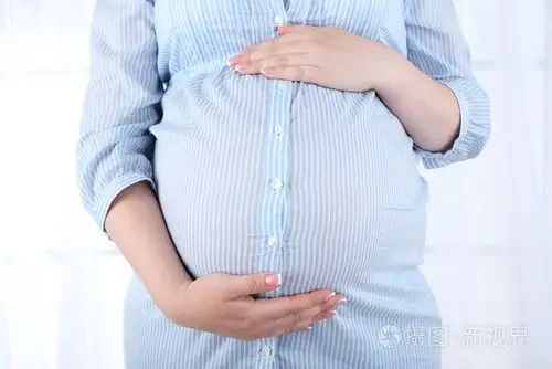 美丽年轻的孕妇,摸她的肚子上光背景照片-正版商用图片1jjygk-摄图新