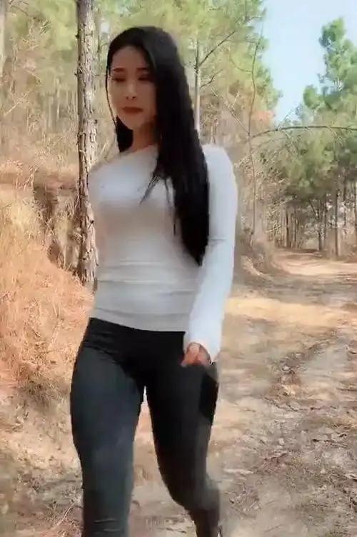 街拍微胖女人穿上紧身裤给人一种格格不入的乡村美