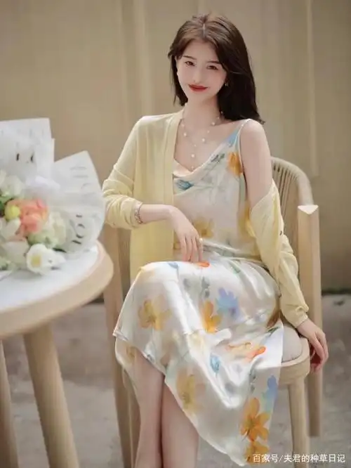 今夏流行的"贵妇裙",很适合四五十岁的女人,舒适优雅还显气质