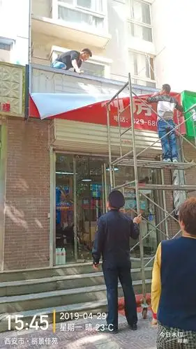 【城管韦曲中队】清理喷绘布门头 全面提升市容市貌