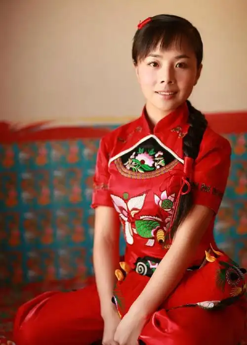 33岁王二妮生活照,成名后给老公送豪车,结婚8年没时间生子