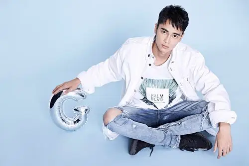 高旻睿曝夏日写真大片 天才潜艇兵释放活力青春