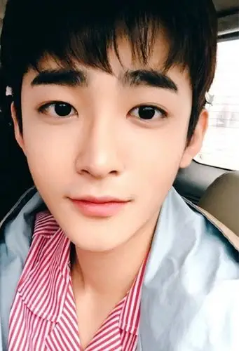 首页 男生发型 男生短发 瓜子脸男学生怎样剃发好看 小伙子精神十足