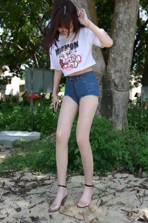 呆萌可爱小萝莉,超短牛仔裤展现性感身材|白皙|美女_网易订阅