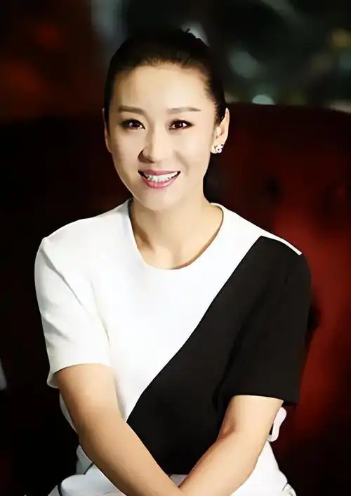 回顾苗圃:被王大治追求,和罗晋传绯闻为何转身嫁给大19岁的富商