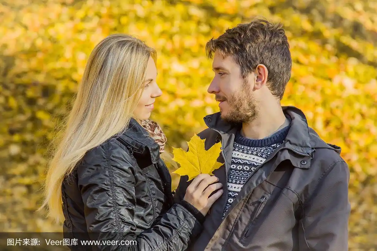 年轻男女在秋天互相对视.