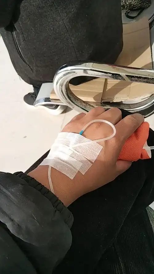 希望明年有个好身体96!一个月30天挂了17天吊水,手都青了 - 抖音