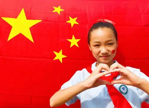 【灵秀长小】看今朝,灵秀少年添彩多娇祖国——长小学子和国旗合影
