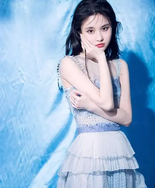 谋女郎张慧雯蓝色鱼尾裙时尚写真温婉柔美气质优雅