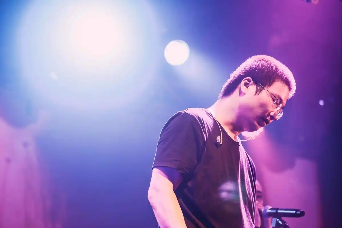 早就不记得是因为哪首歌而喜欢上民谣的,就好像忘