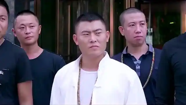 四平青年:八哥出门撞到老婆婆,老婆婆竟这样说,惊呆了!