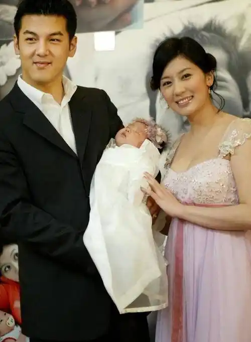 贾静雯大女儿回上海晒全家福,与继母关系近,生父头发花白变化大_梧桐