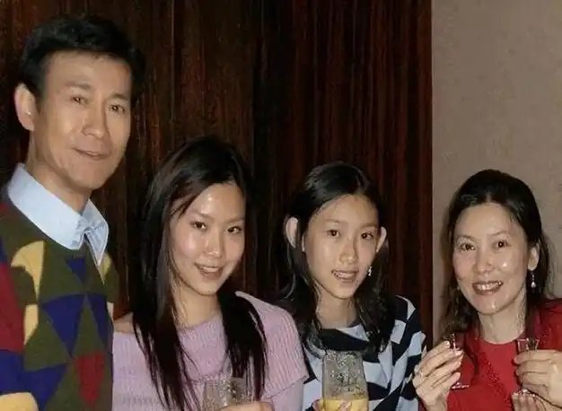 郑少秋三婚娶的老婆是她59岁时尚靓丽不显老比明星老公有气质