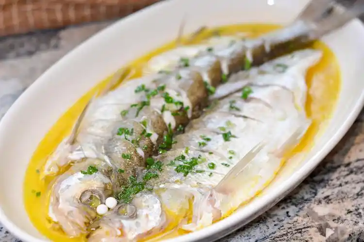 清蒸白鱼:白鱼以清蒸最为肥美,在盐油葱姜和蒸汽的作用下,保留了其