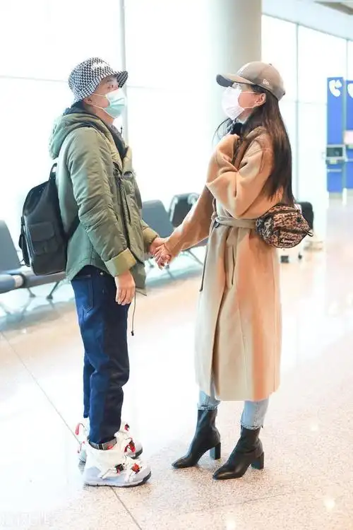 包贝尔夫妻机场秀恩爱紧紧相拥不舍分开包文婧面露羞涩好甜蜜