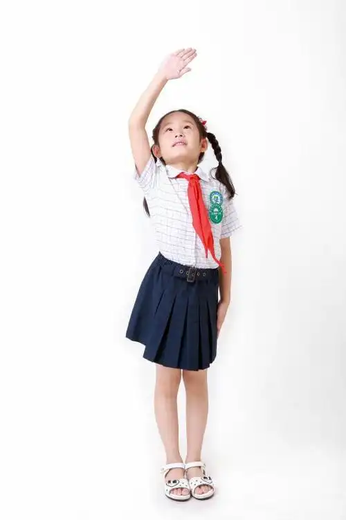 敬礼示范1:         昂首挺胸,仰望天空.