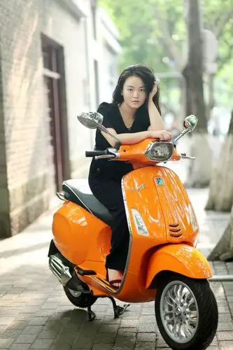 媳妇当车模#重庆妹子演绎vespa意大利风情——(附2017款冲刺abs 三个
