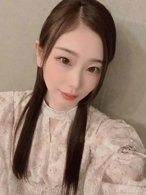 长直发女优「小松杏」,「白嫩 长腿」好勾人!