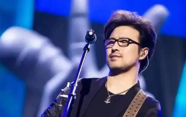 汪峰"官宣"新恋情,葛荟婕被冲上热搜,网友:汪峰,真有你的!