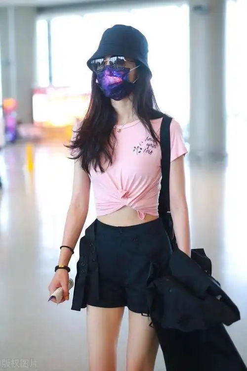 韩雪粉色打结t,搭配黑色的短裤尽显气质,圈内对她好评不断