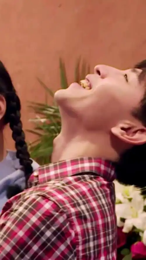 他是我见过牙齿最黄的小鲜肉,这颜色可以说是很恶心了