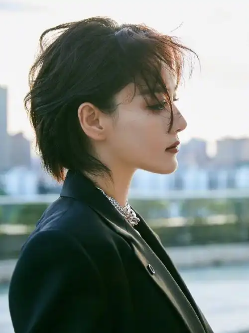 短发飒爽张馨予