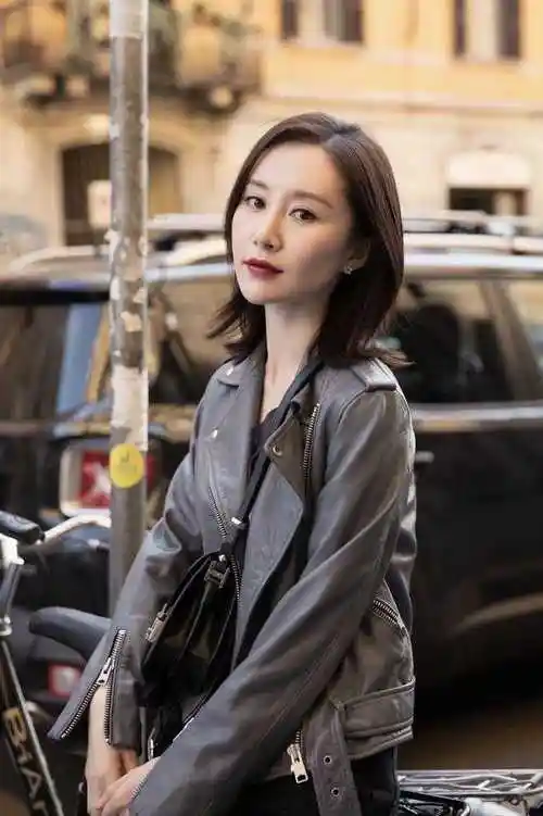 舒畅品味越来越好穿灰黑色皮衣配喇叭裤街拍齐肩发型时尚洋气