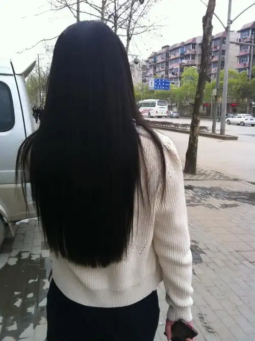 手机抓拍的柔顺长发