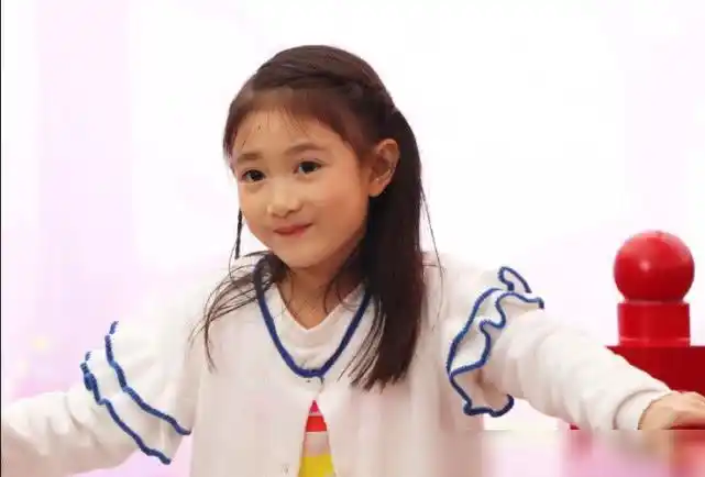 7岁奥利变骨式长大鹅蛋脸越来越高级高傲气质酷似妈妈