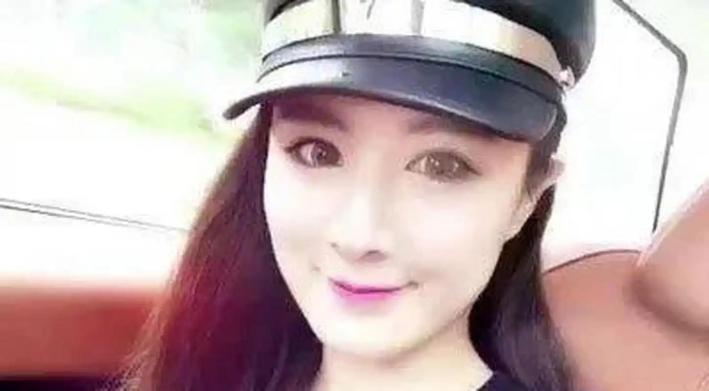 薇娅早年成名前的照片,也是神仙颜值,她是艺人出道,当过歌手.