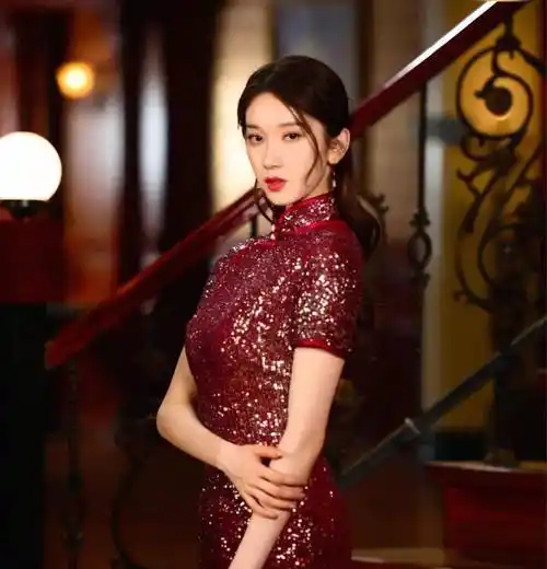 第一个刘令姿我们来看看女明星们的旗袍表演旗袍诞生于20世纪20年代.