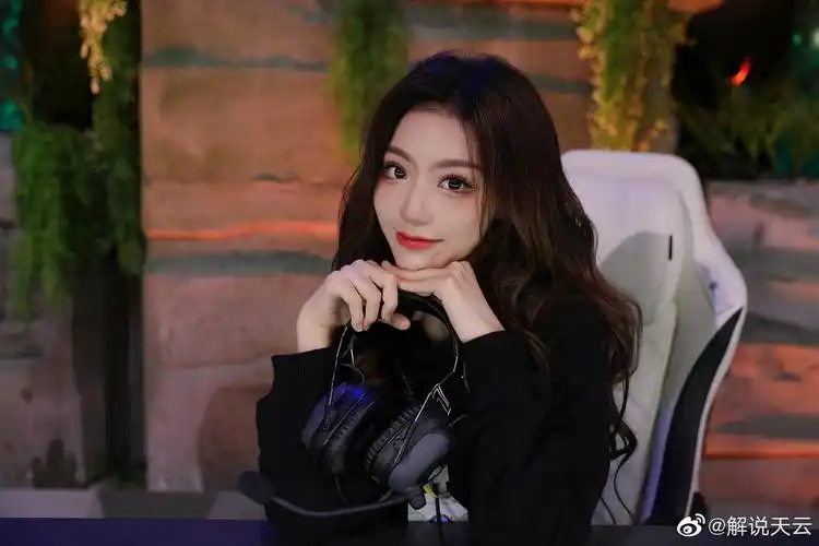解说天云晒照这是妥妥的电竞少女了吧