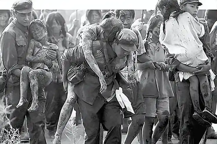 回顾新婚第五天妻子在地震中截瘫飞行员丈夫不离不弃照料41年