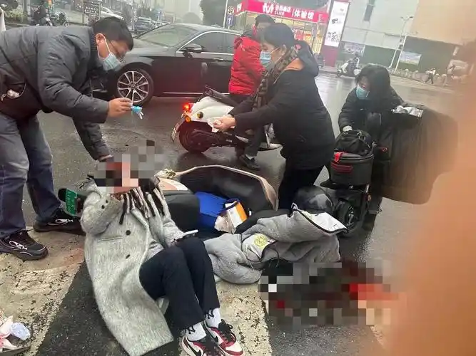 女子车祸后大量出血,医生路过出手急救