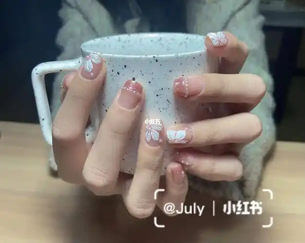 手绘山茶花美甲